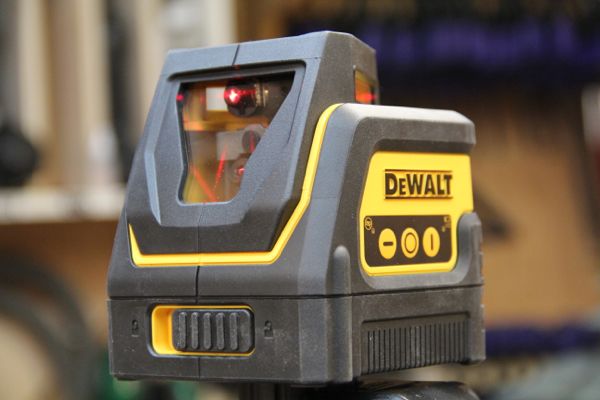 DeWalt - Niveau laser rotatif 360° + faisceau vertical - DW0811