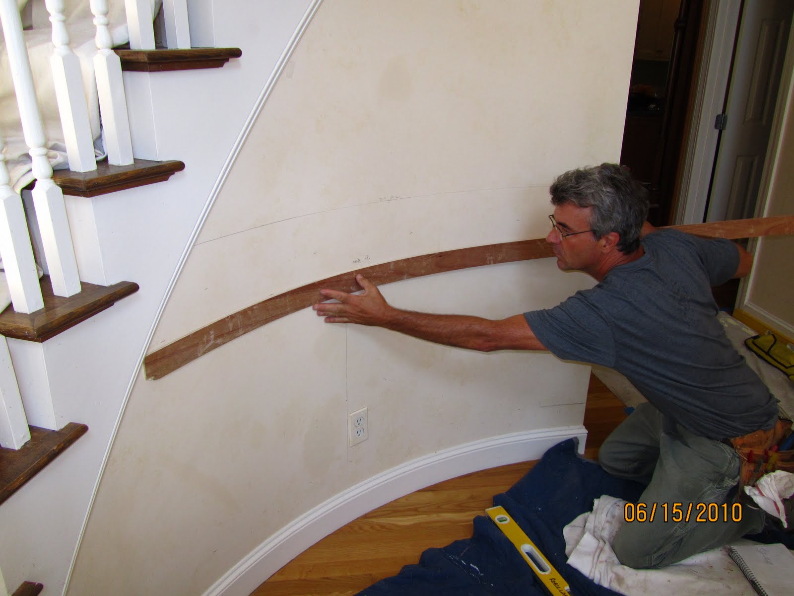 Installing Molding To A Curved Wall, How To Put Moulding On Rounded Corners